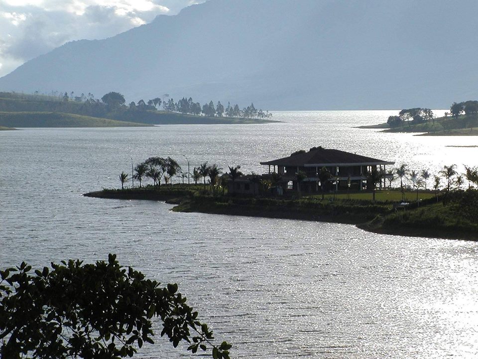 TOUR MAGICAL COLOMBIA LAGO CALIMA 2